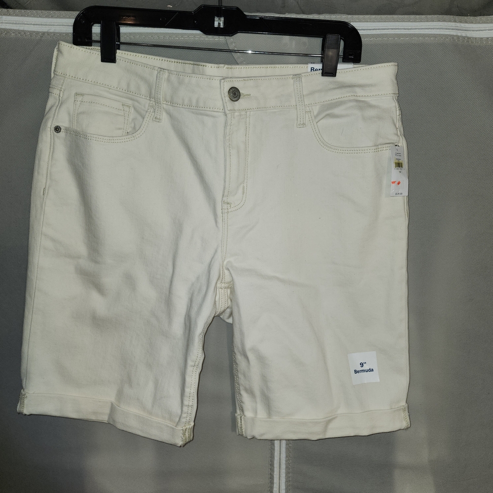 Old Navy Cream Women's Bermuda Shorts